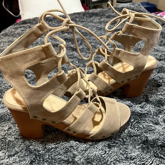 Cute and comfy sandals - Picture 2 of 3